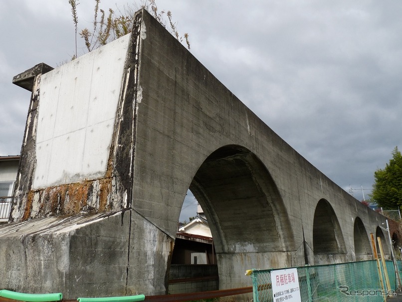 鉄道としては幻に終わった五新線のアーチ橋。2016年度の選奨土木遺産に選ばれた。