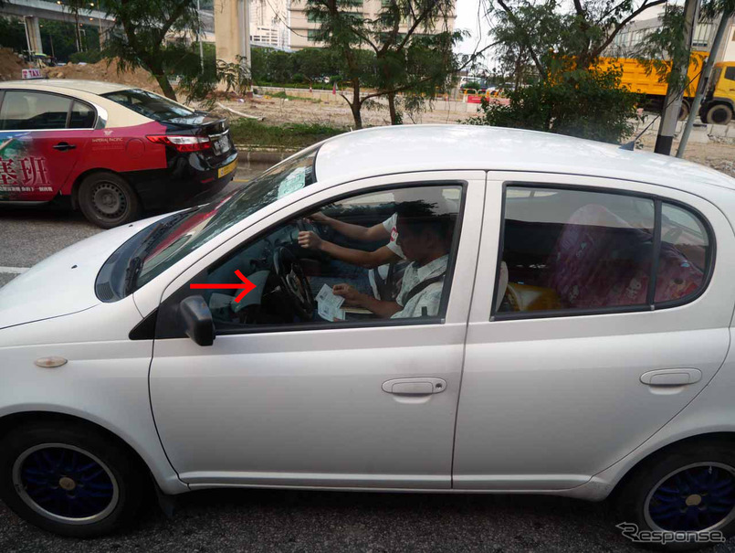 マカオで見つけた教習車。助手席にハンドルが付いている(矢印)