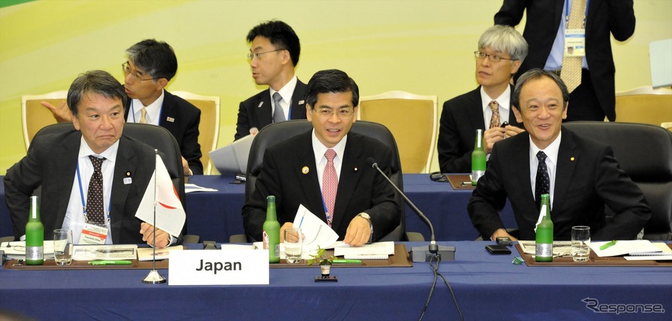 G7交通大臣会合の官民セッションに日本側からトヨタ自動車・伊勢清貴専務（右）、石井国交相（中央）、根本幸典政務官（左）