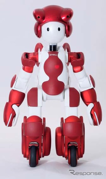 日立が開発したロボット「EMIEW3」。東京駅の実証実験で使用される。