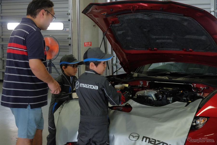 「整備・塗装職業体験」と「モノづくり体験」に参加する子どもたち（Be a driver. Experience at FUJI SPEEDWAY）