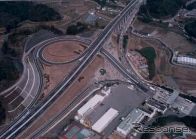 事故処理に気がつくのが遅れて…。トラックに突っ込まれた警官が殉職