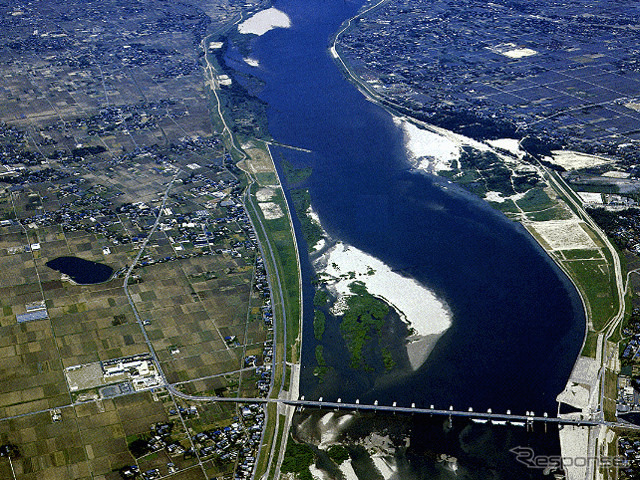 暑かったせいもある!? 盗難車運転の男が警官に追われて川にドボン
