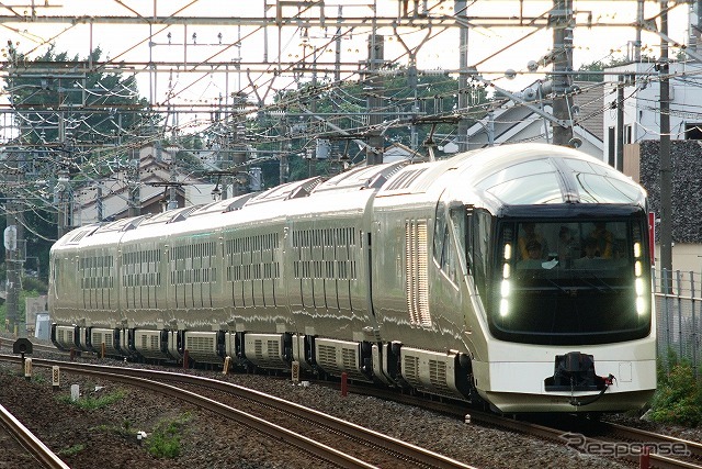 常磐線を走る『四季島』E001形の試運転列車。来年5月から営業運転が始まる。