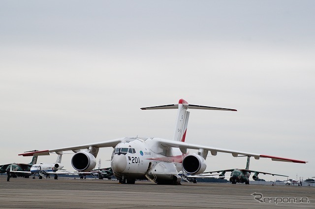 航空自衛隊が10か国の航空参謀を招待し、国産機のアピールを行った。