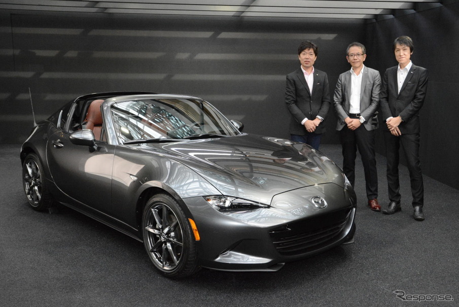 MX-5 RXとともに。右から田中主幹、呉羽部長、そして商品本部主査兼デザイン本部チーフデザイナーの中山雅氏