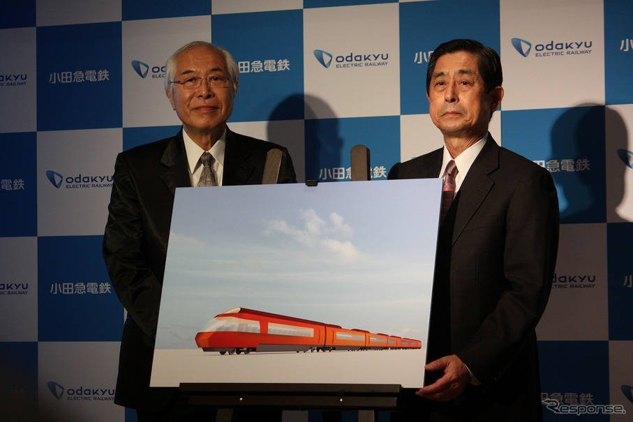 小田急電鉄の山木利満社長（右）と岡部憲明アーキテクチャーネットワークの岡部憲明代表（左）が明らかにした「70000形」のデザイン。2018年3月の営業運転開始を予定している。