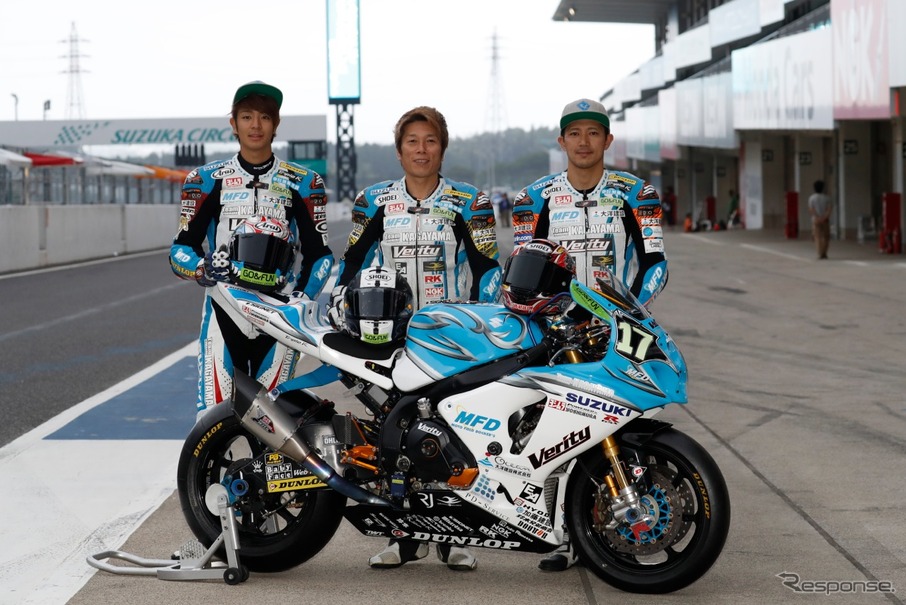 Team KAGAYAMAのライダー。左からJ-GP2の浦本修充、JSB1000の加賀山就臣、同じく清成龍一