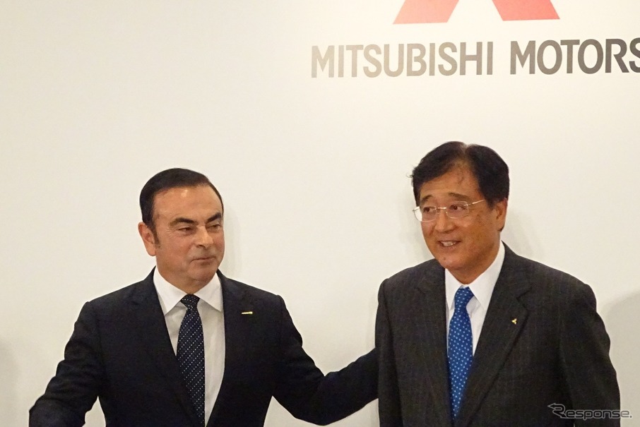 日産のゴーン社長（向かって左）と三菱自の益子現会長兼社長　《撮影　池原照雄》