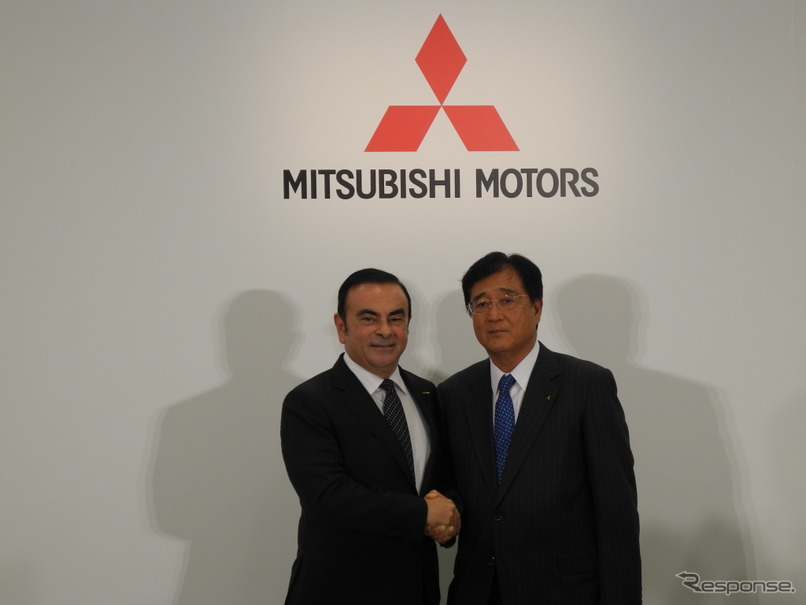 三菱自動車の益子修会長兼社長（右）と日産自動車のカルロス・ゴーン社長