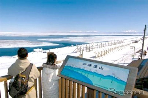 北浜駅では約10分停車し、駅の展望台から流氷を見ることができる。