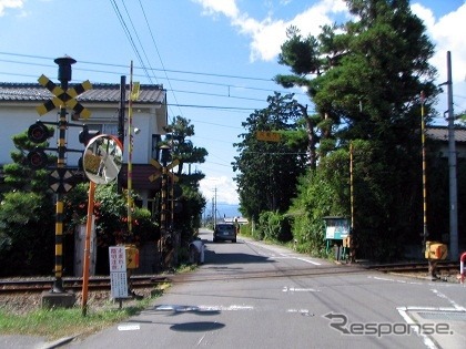 電鐘式警報機が設けられている北新停留所踏切。11月9日から電子音式に変わる。