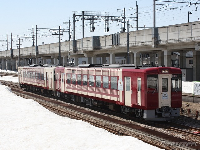 JR東日本長野支社は小海線でキハ100・110系改造の観光列車を運行する。写真は同じ長野支社内の飯山線で運行されているキハ110系改造車使用の観光列車『おいこっと』。