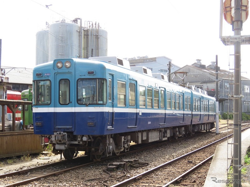 銚子電鉄の3000形。11月14日まで「ブルーライトアップ電車」として運行される。