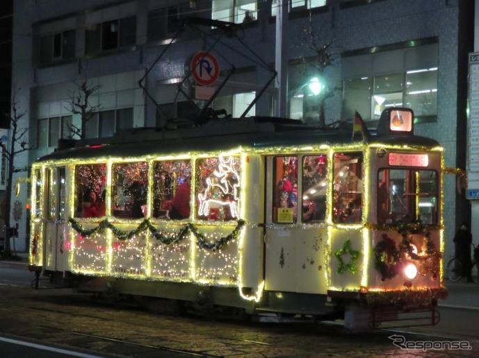 広島電鉄は今年も「クリスマス電車」を運行する。写真は2015年の「クリスマス電車」。