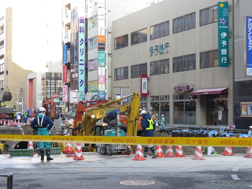 地下鉄七隈線の工事現場で陥没した道路（11月12日）。11月15日明け方にも仮復旧の見込みだ。