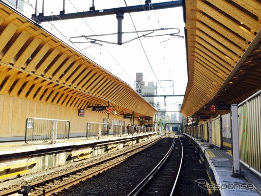 木の屋根が整備された戸越銀座駅。12月11日に工事完了の記念式典が行われる。