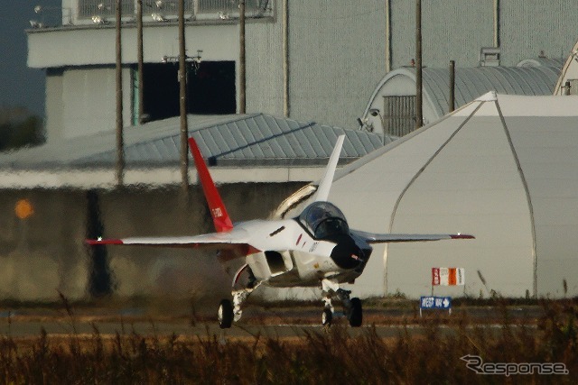 遠くにX-2の姿が見えると、岐阜基地の外周に集っていた航空ファンから歓声が上がった。