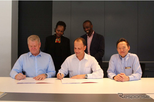 覚書に署名するコマツアフリカホールディングスのMike Blom社長（左）とカミンズアフリカのGino Butera副社長（中央）