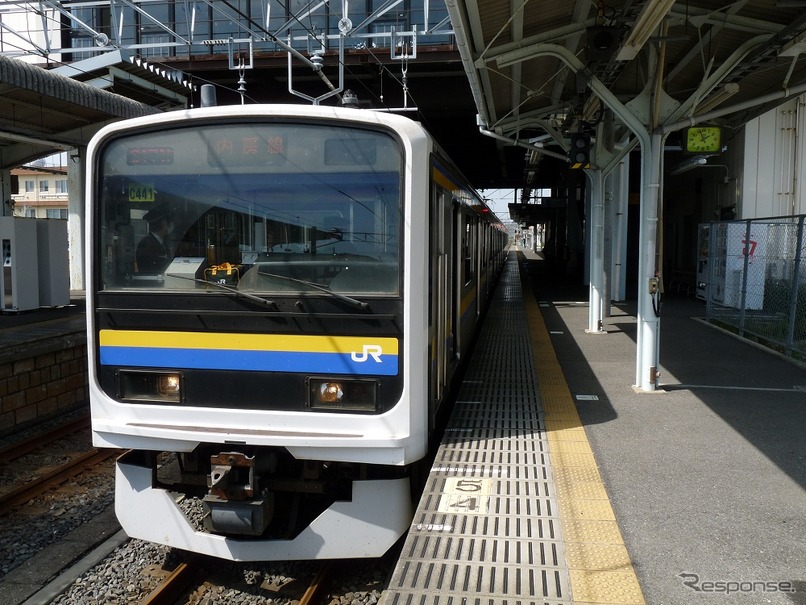 館山駅で発車を待つ内房線の普通列車。2017年3月ダイヤ改正で千葉～館山間を直通する普通列車が大幅に減る。