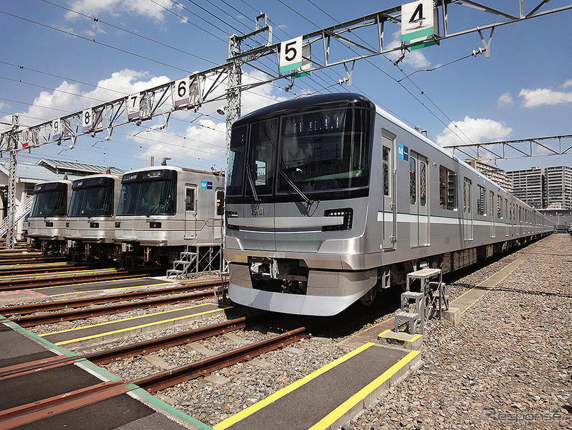 日比谷線の新型車13000系（右）と従来車03系