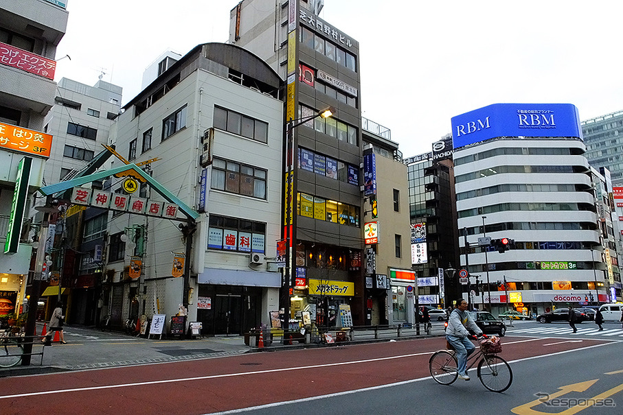 芝神明商店街と大門交差点（右）。新たなホテルはこの商店街の先に建つ