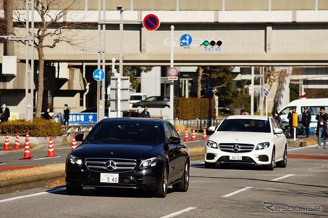 公道も会場扱いとして実施された先進車両のデモ走行。