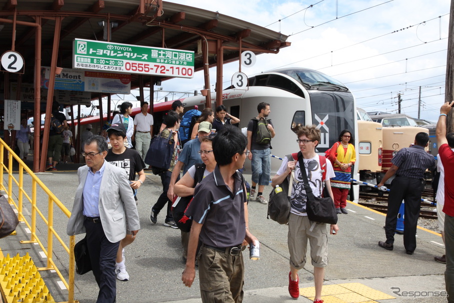 富士急行はJR線からの直通列車にも特急料金などを設定する。写真は富士急行線の終点・河口湖駅に到着した直後の『NEX』。