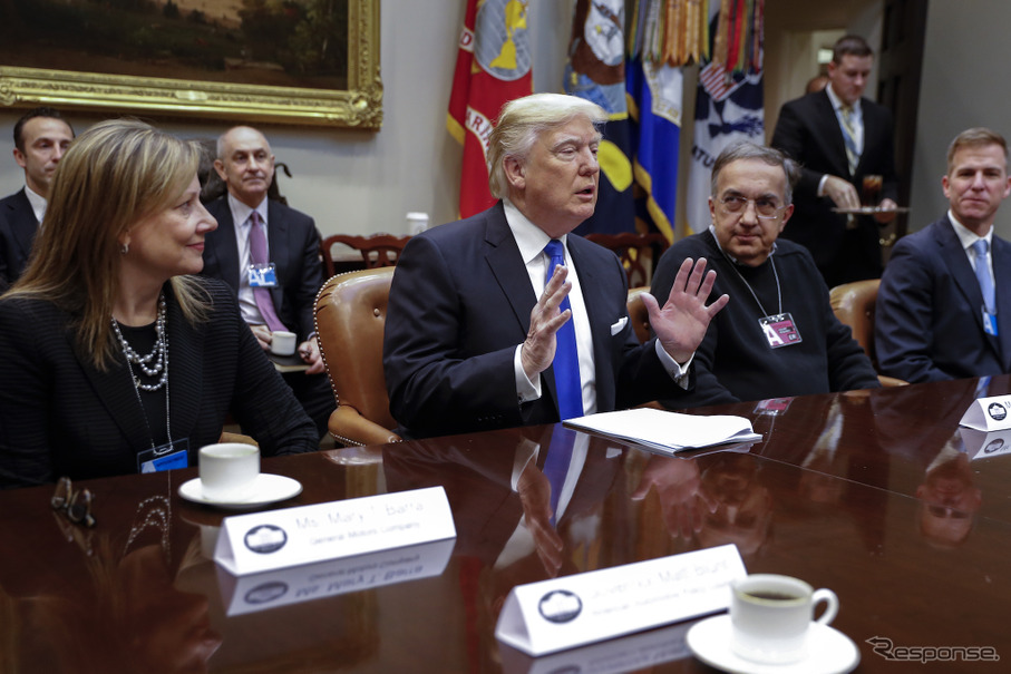 GMのメアリー・バーラ会長兼CEO（向かって左）とトランプ大統領（中央。24日）　(c) Getty Images
