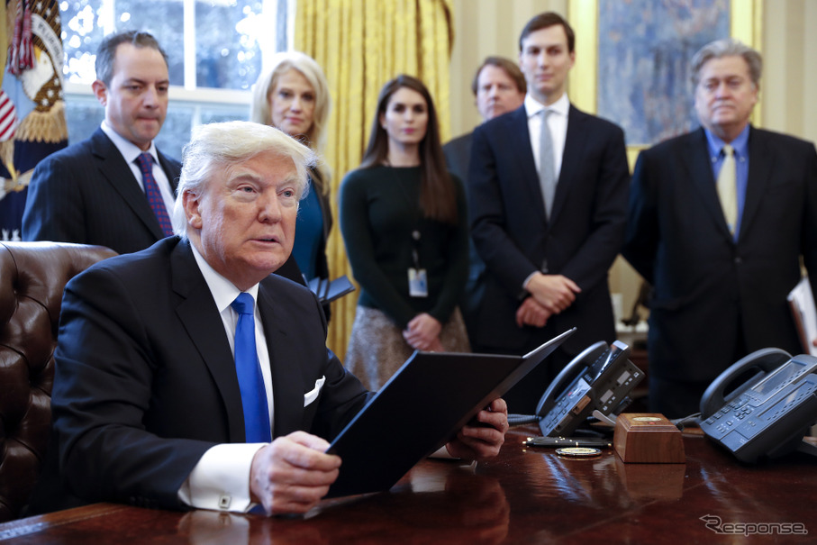 原油のパイプライン計画などに署名したトランプ大統領　(c) Getty Images