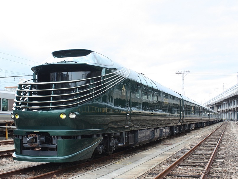 公開式典に続いて外観と車内が公開された87系寝台気動車。6月17日から運行されるクルーズ・トレイン『瑞風』で運用される。