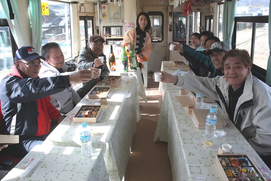 明知鉄道の急行『大正ロマン1号』に連結された食堂車「枡酒列車」の車内。沿線の地酒を楽しむ人たちで盛り上がっていた。