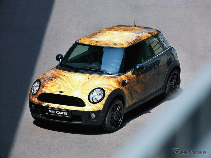 写真家テスティーノがデザインした MINI