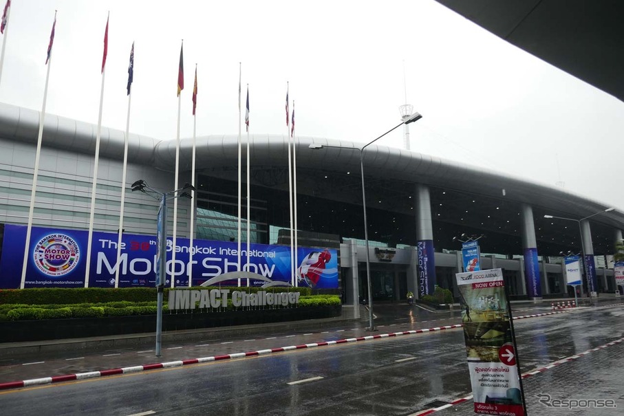 バンコク国際モーターショーの会場となっている「インパクトアリーナ」。開催初日のVIPデーは雨となった