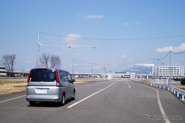 これまで交通事故のパターン研究に使われてきた市街地を模した既存の屋外テストコースも自動運転車両の試験に対応させる改修を実施した。