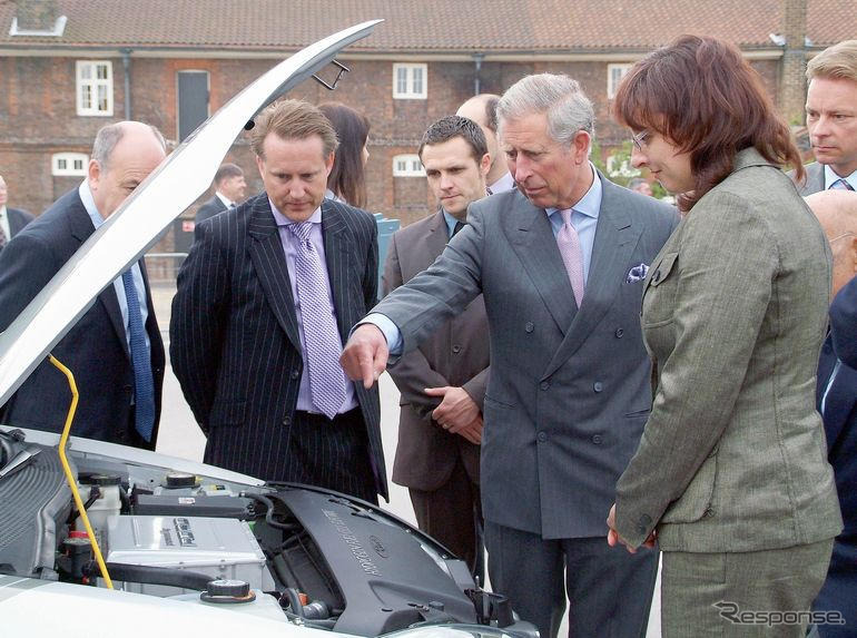 英皇太子、フォードの燃料電池自動車を試乗