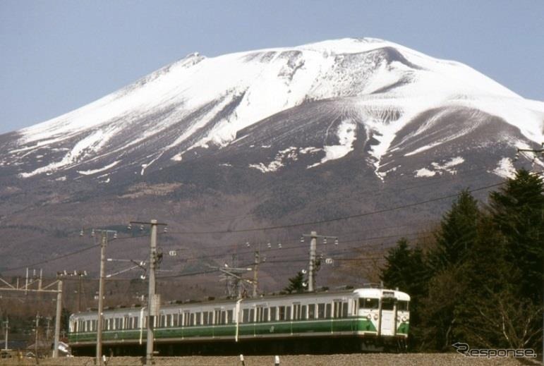 「初代長野色」をまとった115系。JR東日本の発足後数年間採用された塗装だが、しなの鉄道でこのほど復活することになった。