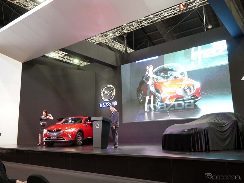 プレスカンファレンスでは、タイ・カーオブザイヤーを受賞したCX-3と、MX-5（ロードスター）RFを壇上に