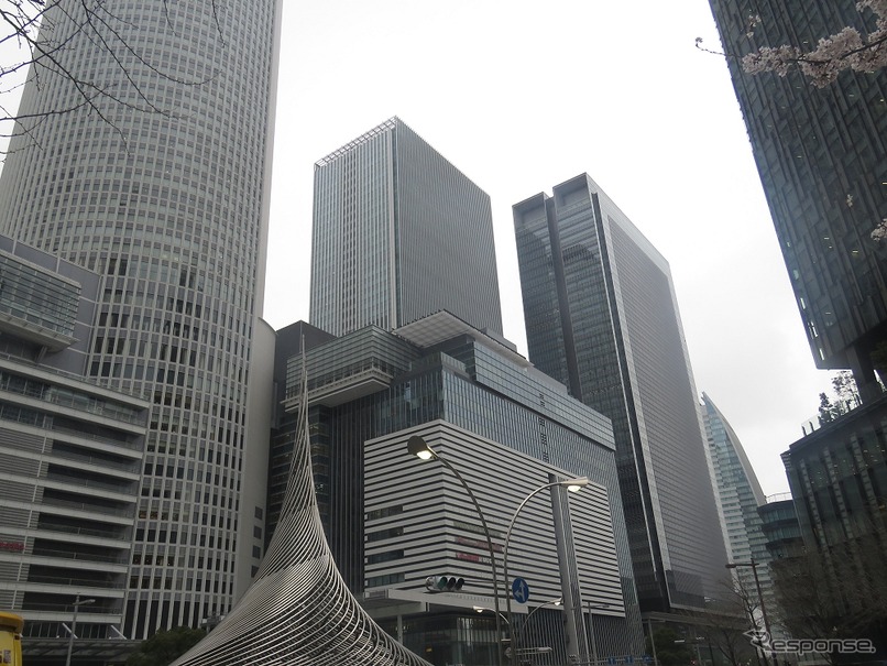 JRセントラルタワーズ（左）とJPタワー名古屋（右）に挟まれる格好で完成したJRゲートタワー。まもなく全面オープンを迎える。