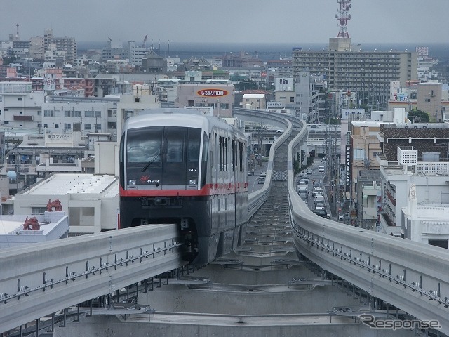 那覇市内を走るゆいレール。2016年度の乗客数は1700万人台だった。