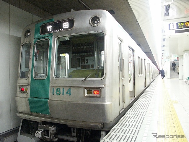 京都市交通局は烏丸線北山駅近くの府立植物園で「地下鉄パンまつり」を開催する。写真は烏丸線の電車。