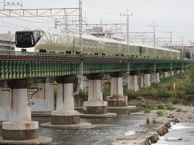 中央本線を試運転走行する『四季島』。5月1日からいよいよ営業運転が始まる。
