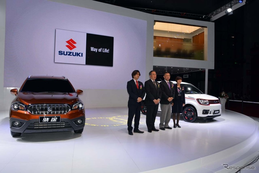 上海モーターショー17 スズキ 中国市場向に押し出しを強めた Sx4 Sクロス を発表 レスポンス Response Jp