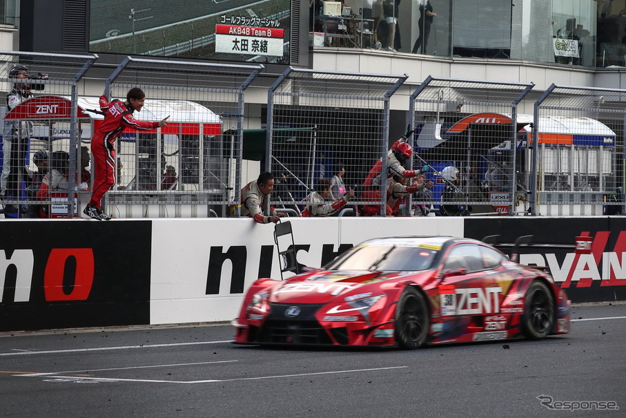 #38 LC500が優勝。立川のゴールを石浦が迎える。