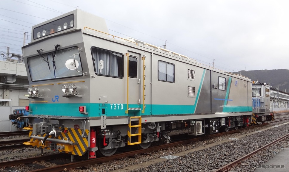 JR西日本が試験的に導入する「線路設備診断システム」。走りながら線路の状態をチェックできる。