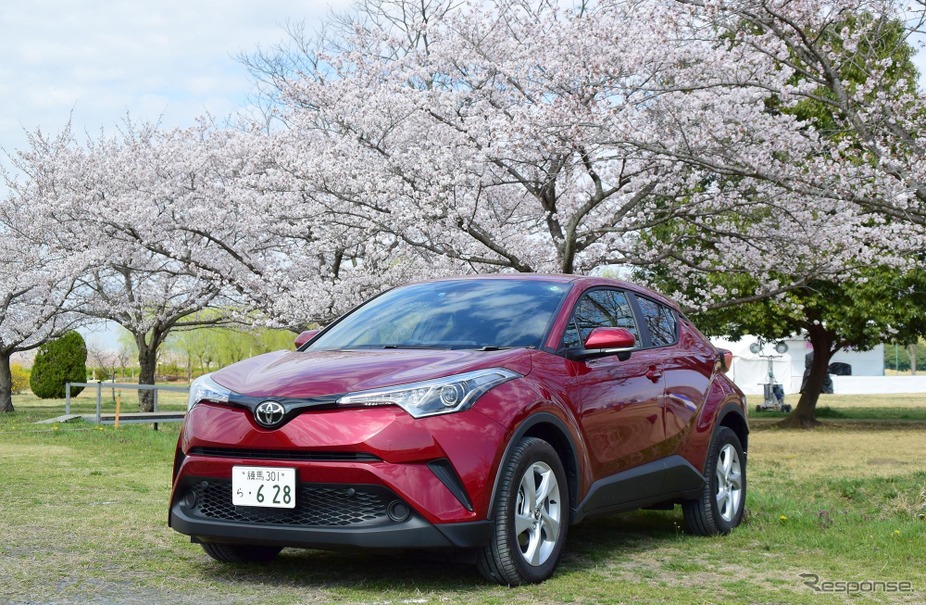 トヨタ C-HR S-T。桜の咲く栃木・渡良瀬遊水地にて。
