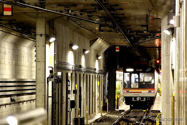 大阪市営地下鉄・ニュートラム各線は大阪市高速電軌が引き継ぐ。写真は市営地下鉄の堺筋線。