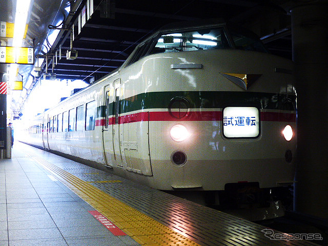 『木曽あずさ号』で使われる189系。夏の臨時列車としてJR東海エリアに乗り入れる。