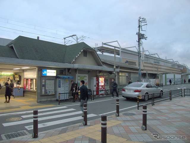 阪和線の東岸和田駅付近は10月の上り線切替で高架化が全面的に完成する。写真は下り線の高架化を直前に控えた頃の東岸和田駅（2015年1月）。