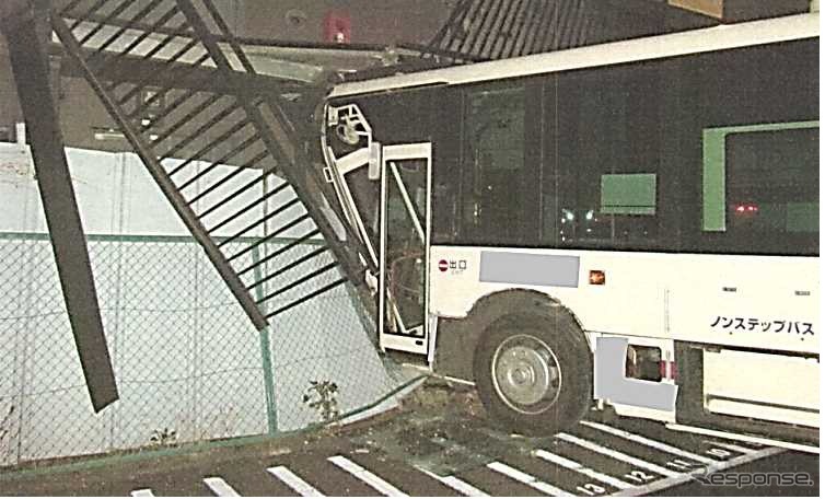東京都小金井市で発生した乗合バスの衝突事故